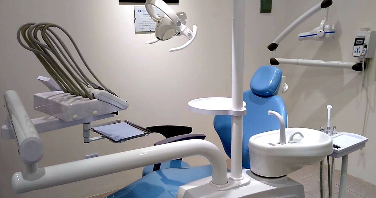 Recepción y sala de espera contemporánea de Odontol Berazategui